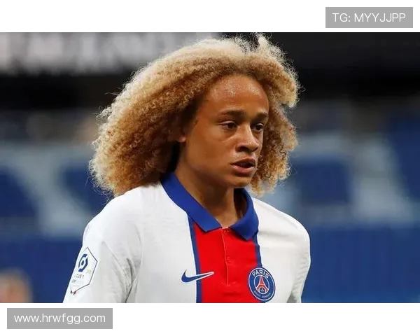 哈维西蒙斯：新星崛起，足球场上的未来之光与无限可能