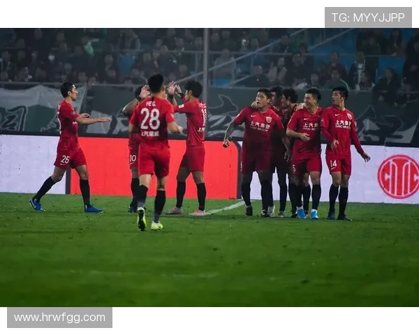 恒大与上港激战正酣球迷热情高涨精彩瞬间回顾 恒大与上港激战正酣球迷热情高涨精彩瞬间回顾